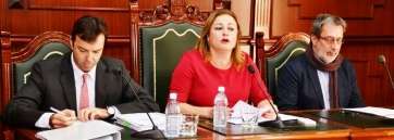 La alcaldesa de Telde junto al secretario (i) y al interventor del Ayuntamiento en el Pleno de enero (Foto TA)