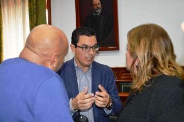 El concejal de Urbanismo, Pablo Rodríguez, charla con la alcaldesa y dirigente de Telde Responde, después del Pleno (Foto TA)