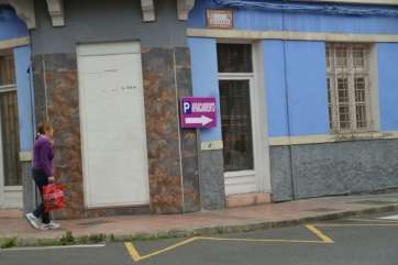 Imagen de una de las señalizaciones, las de color lila (Foto TA)