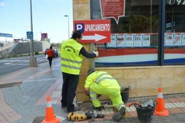 Operarios colocando este miércoles la señales rojas en Picachos (Foto TA)