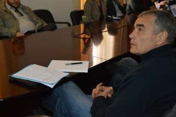 El concejal Juan Quintana observa el power point con los datos del PGOU (Foto TA)