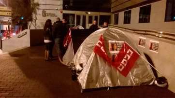 Imagen de la acampada convocada por los trabajadores de mantenimiento del Hospital Doctor Negrín junto a la sede de Sanidad (Foto TA)