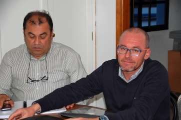 El consejero José Miguel Álamo, responsable insular de Política Social, charla con miembros de la RSP de Jinámar (Foto TA)