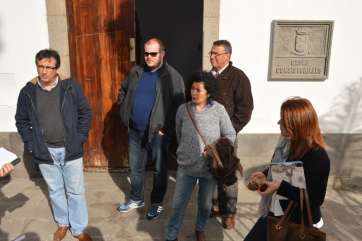 Concejales de la oposición a las puertas del Ayuntamiento, después de la Comisión de Pleno sobre el PGO (Foto TA)