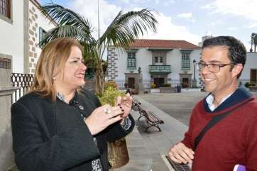 La alcaldesa, ayer, en el momento, de dar cuenta a los medios de que el Día de Canarías se celebrará el 30 de mayo (Foto TA)