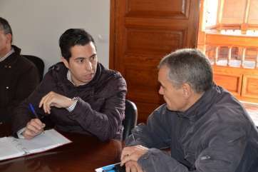 Los dos ediles del PSOE, en la primera de las dos reuniones de la Comisión de Ordenación que abordó la pasada semana el PGOU (Foto TA)