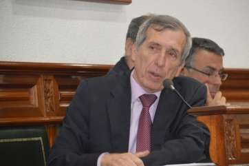 Reyes, este martes durante el Pleno, hablando a los medios y de espalda a los ediles (Foto TA)