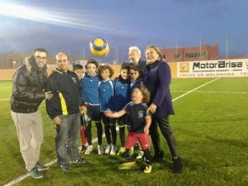 La alcaldesa, esta tarde-noche, con directivos y niños del CF La Garita (Foto TA)