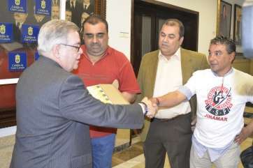 El presidente José Miguel Bravo de Laguna saludo a los representantes de la RSP y la AV La Concepción de Jinámar (Foto Acfi Press)