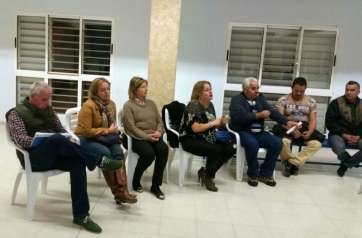 Momento de la reunión de este lunes celebrada en el local social (Foto TA)