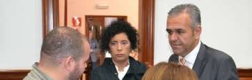 López, en una imagen de archivo, charla con ediles de la oposición (Foto TA)