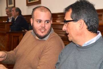 Rubén Rodríguez y Juan Francisco Artiles durante el Pleno, este martes (Foto TA)