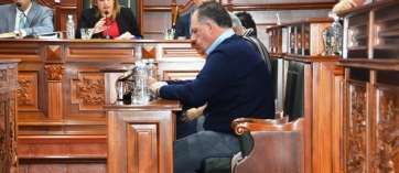 Juan Martel, ayer sólo en el Pleno, tras la marcha de Torres 15 minutos antes de que finaliza la sesión corporativa (Foto TA)
