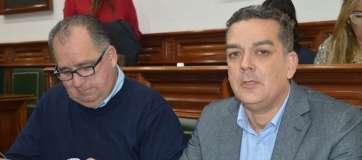 Mario Torres este martes en el Pleno, junto a Juan Martel (Foto TA)