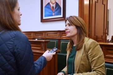 Carmen Hernández, ayer después del Pleno, atiende a la periodista Mónica Torres del digital CanariasEnhora (Foto TA)