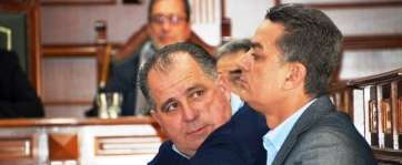 Martel observa a su compañero Mario Torres, durante el Pleno de este pasado martes (Foto TA)