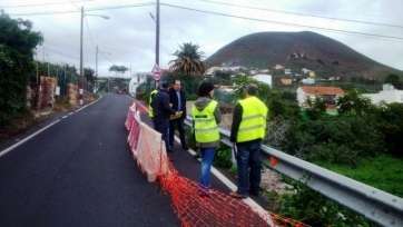 El concejal Juan Martel, supervisando las obras junto a los técnicos (Foto TA)
