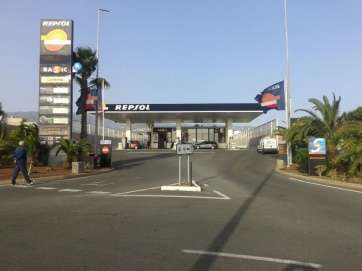 Gasolinera de Repsol, abierta en la mañana de este viernes (Foto TA)