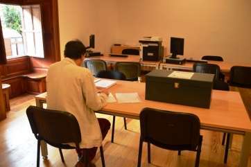 Un ciudadano consulta la documentación y planimetría del PGO de Telde (Foto TA)