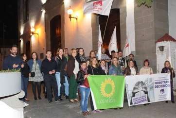 Concentración y lectura de un manifiesto en la plaza de Los Llanos (Foto TA)
