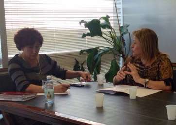 La consejera Inés Rojas (i) y y la alcaldesa Mari Carmen Castellano (d), durante la reunión celebrada esta mañana (Foto TA)