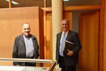 Francisco Pérez (i) y Sebastián Grisaleña (d), este miércoles en las puertas de la Alcaldía de Telde (Foto TA)