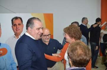 Juan Martel recibe la felicitación de militantes del CCN, el pasado martes, tras su proclamación como candidato (Foto TA)