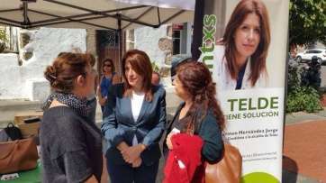 Carmen Hernández charla con vecinos de Jinámar, ayer en la plaza del barrio (Foto TA)