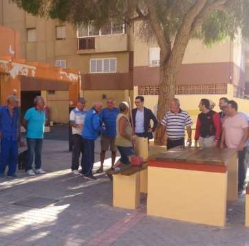 Pablo Rodríguez, con vecinos de Jinámar (Foto TA)