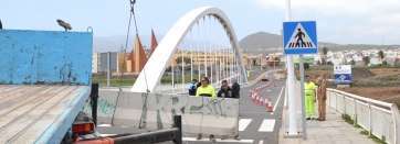 Autoridades este viernes en el punto, pendiente de la apertura (Foto TA)