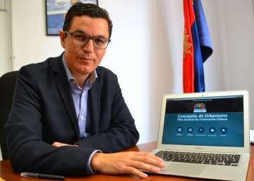 El concejal Pablo Rodríguez, en su despacho, muestra la nueva aplicación (Foto TA)