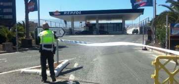 Dos patrullas de la Policía Local impiden el paso a la gasolinera (Foto TA)