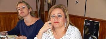 La alcaldesa, ayer en el acto de presentación de una revista en Telde, junto a Sonsoles Martín (Foto TA)