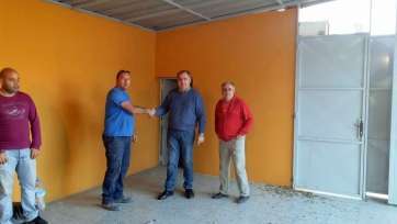 El concejal Juan Martel, junto a vecinos de San José de Las Longueras (Foto TA)