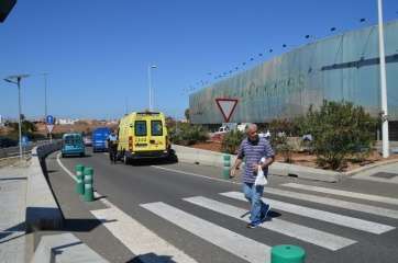 Paso de peatones en un carril de acceso a la GC-1 que usan los usuarios para llegar a la nueva parada de guaguas (Foto TA)