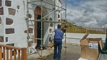 Un vecino porta a una de las imágenes (Foto TA)