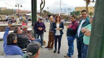Carmen Hernández, la candidata de NC, conversa con vecinos de la zona (Foto TA)