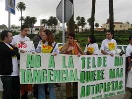 Imagen de archivo de ecologistas protestando hace varios años contra la tangencial de Telde (Foto TA)