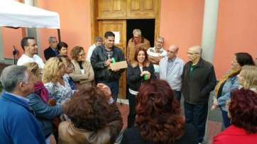 La candidata de NC y su equipo, esta tarde en Marpequeña (Foto TA)