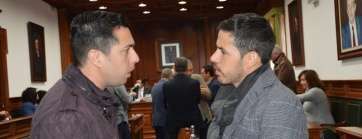 Héctor Suárez (d) conversa con Alejandro Ramos en uno de los recesos del Pleno de este miércoles (Foto TA)