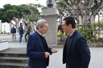 Reyes (i) charla con el concejal de Urbanismo, Pablo Rodríguez, en el receso del Pleno de este miércoles (Foto TA)