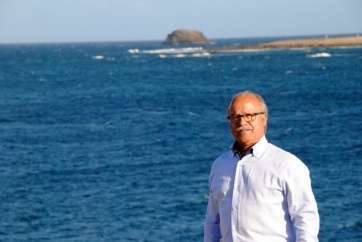 Sebastián Henríquez, con el Roque de Gando al fondo (Foto TA)