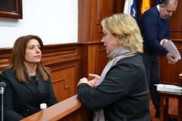 Carmen Hernández, portavoz del grupo de NC, charla con la concejala popular Sonsoles Martín, en el Pleno del pasado miércoles (Foto TA)