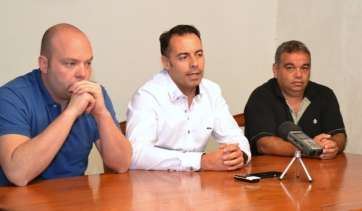 Carlos Carreño y dos de sus compañeros, esta mañana en rueda de prensa anunciando su incorporación a Ganemos (Foto TA)