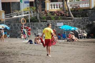 Socorristas de Proactiva, empresa que presta el servicio de vigilancia y socorrismo en las playas de Telde (Foto TA)