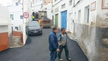 El edil Juan Martel supervisando el asfaltado de calles ejecutado estos días por su Concejalía en el barrio costero de Tufia (Foto TA)