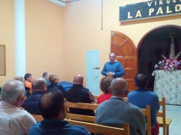 Martel con los vecinos de La Viña (Foto TA)