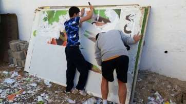 Miembros de NC preparando la cartelería (Foto TA)