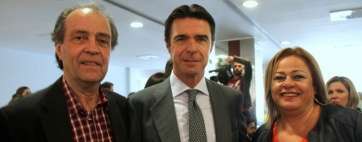 José Manuel Soria, presidente regional del PP, con Mari Carmen Castellano y el exconcejal José Suárez (Foto Jesús Ruiz Mesa)