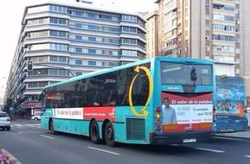 Guagua de Global con la campaña de candidato socialista (Foto TA)